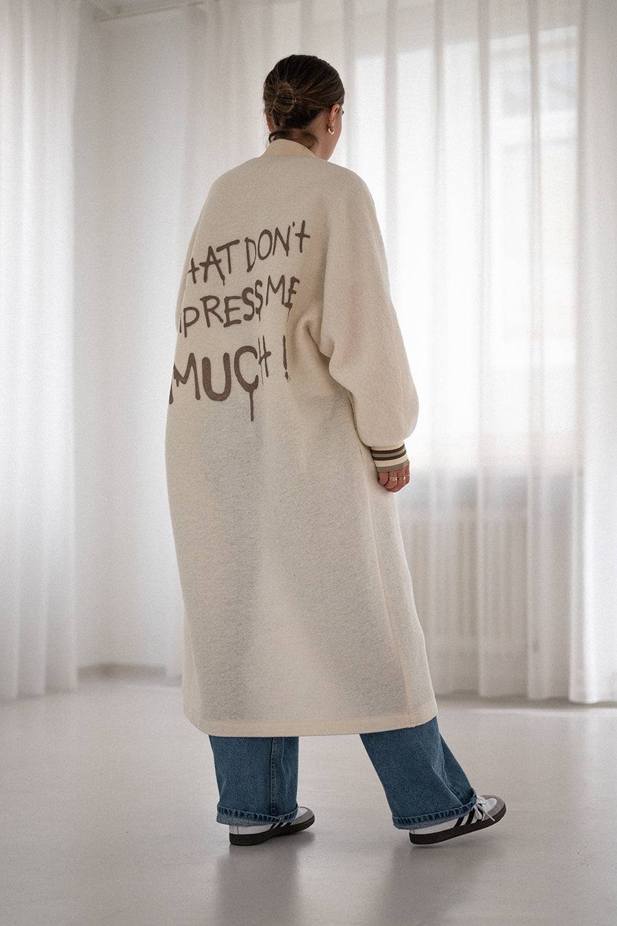 Liv Bergen Mantel "THAT DON'T IMPRESS ME MUCH" in creme 50% Rabatt mit kostenlosem Versand