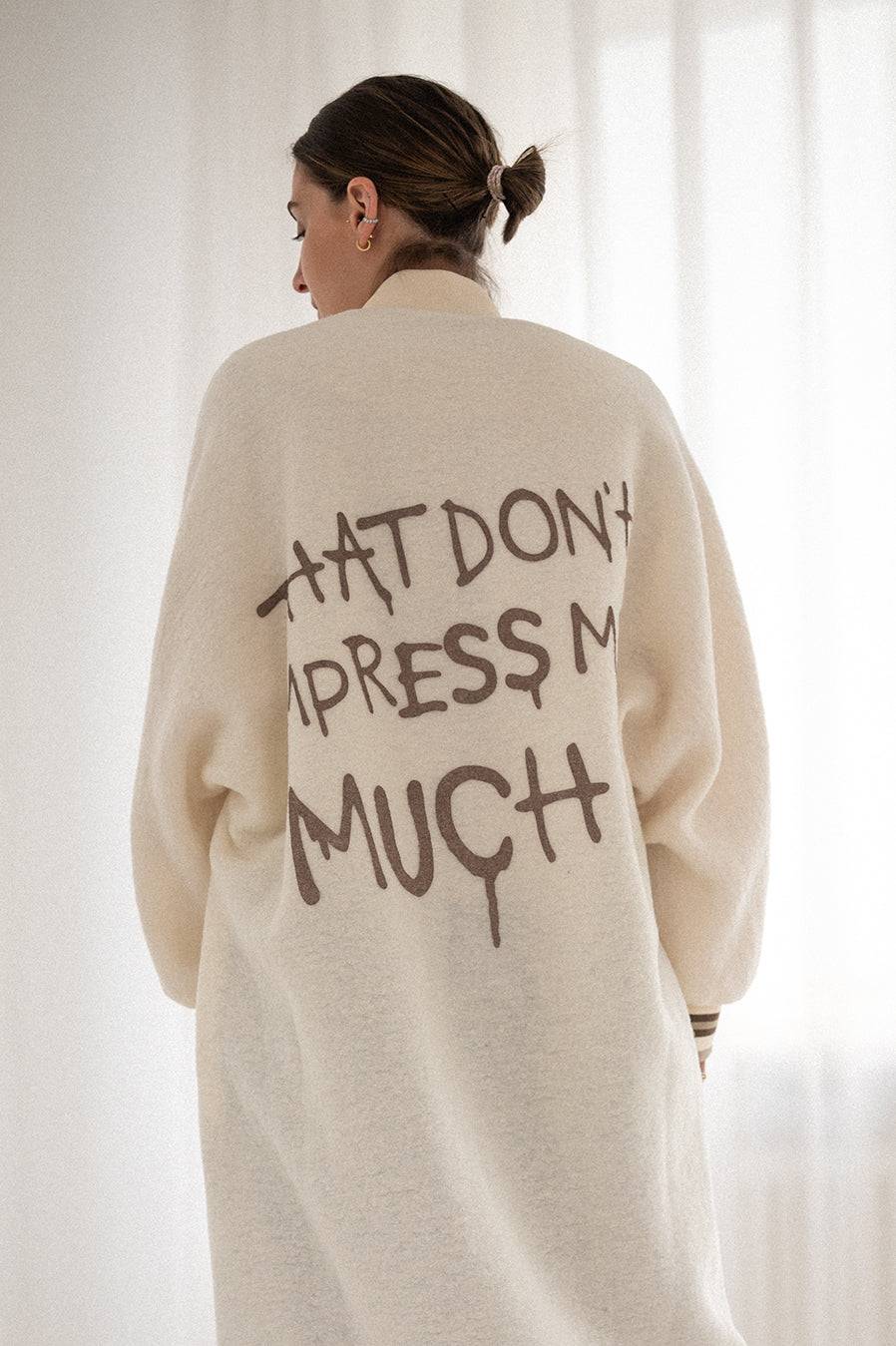 Liv Bergen Mantel "THAT DON'T IMPRESS ME MUCH" in creme 50% Rabatt mit kostenlosem Versand