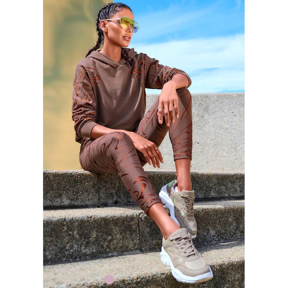 LASCANA ACTIVE Funktionsleggings Sportleggings mit glänzendem Print und 3D Schriftzug Weihnachtsangebot